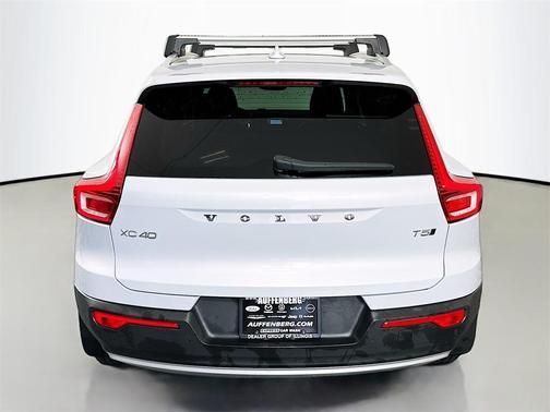 2021 Volvo XC40 T5 Momentum