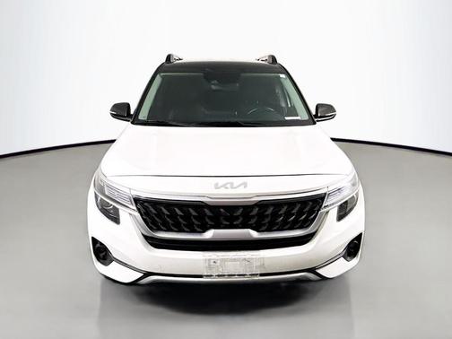 Clear White / Black Roof 2022 Kia Seltos Nightfall