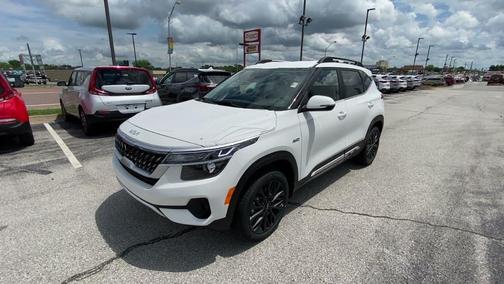 Clear White / Black Roof 2022 Kia Seltos Nightfall