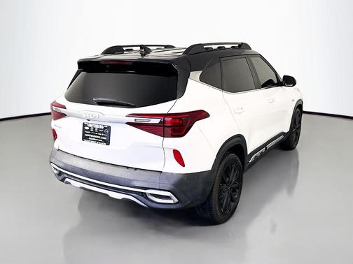 Clear White / Black Roof 2022 Kia Seltos Nightfall