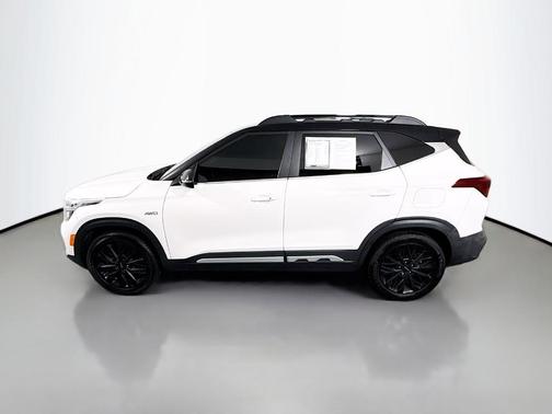 Clear White / Black Roof 2022 Kia Seltos Nightfall