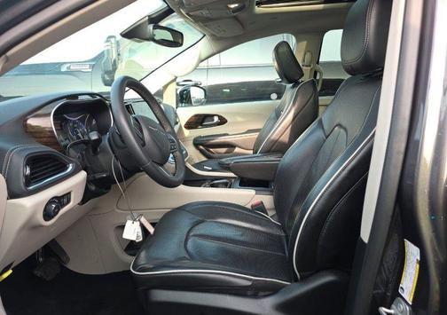 Granite Crystal Clearcoat Metallic 2023 Chrysler Pacifica Limited