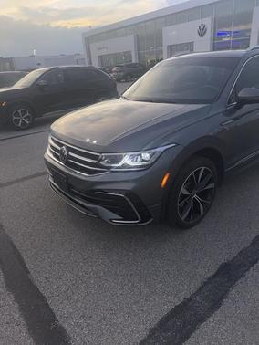 Platinum Gray Metallic 2024 Volkswagen Tiguan 2.0T SEL R-Line