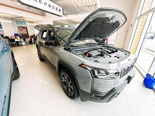 Sting Gray Clearcoat 2026 Jeep Cherokee Overland