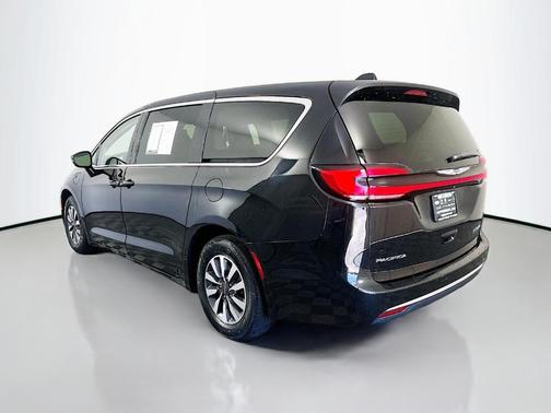 Brilliant Black Crystal Pearlcoat 2022 Chrysler Pacifica Hybrid Touring L