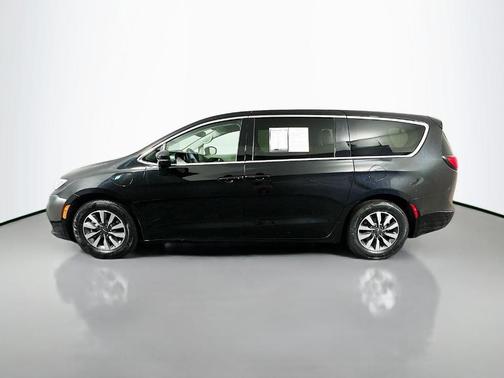 Brilliant Black Crystal Pearlcoat 2022 Chrysler Pacifica Hybrid Touring L