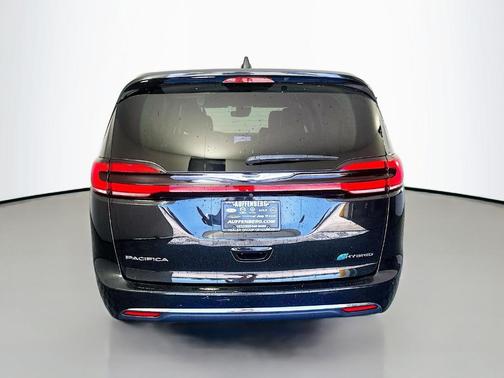 Brilliant Black Crystal Pearlcoat 2022 Chrysler Pacifica Hybrid Touring L