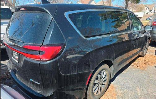 Brilliant Black Crystal Pearlcoat 2022 Chrysler Pacifica Hybrid Touring L