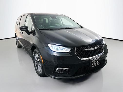 Brilliant Black Crystal Pearlcoat 2022 Chrysler Pacifica Hybrid Touring L