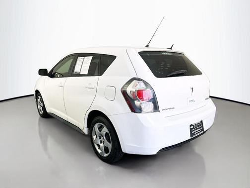 Ultra White 2010 Pontiac Vibe Base
