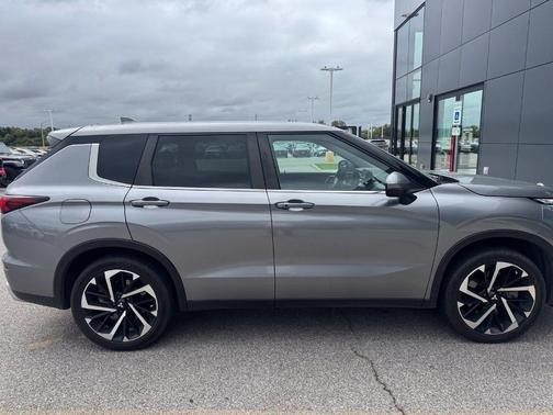 Gray 2022 Mitsubishi Outlander SE