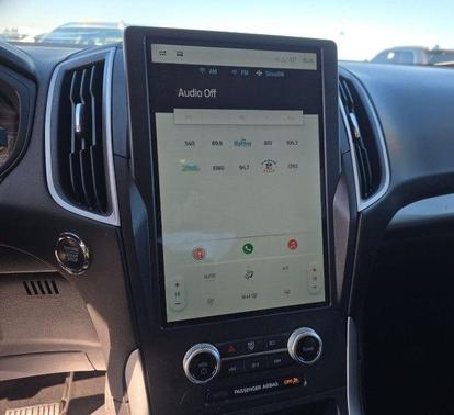 Iconic Silver Metallic 2022 Ford Edge SE