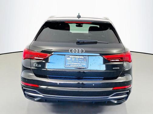 Mythos Black Metallic 2022 Audi Q3 45 S line Premium
