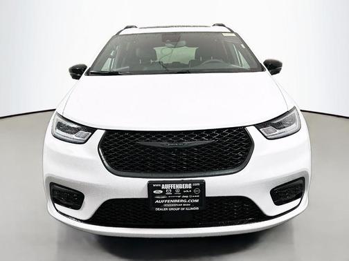 Bright White Clearcoat 2026 Chrysler Pacifica Limited