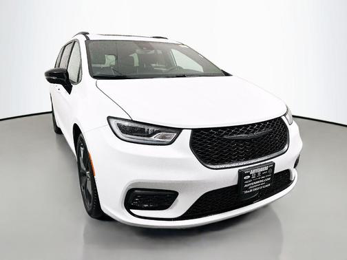 Bright White Clearcoat 2026 Chrysler Pacifica Limited