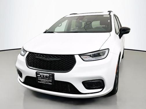 Bright White Clearcoat 2026 Chrysler Pacifica Limited