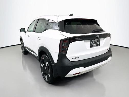 Aspen White Tri 2026 Nissan Kicks SR