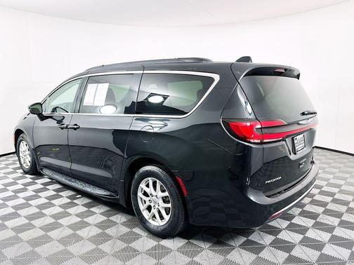 Brilliant Black Crystal Pearlcoat 2022 Chrysler Pacifica Touring-L