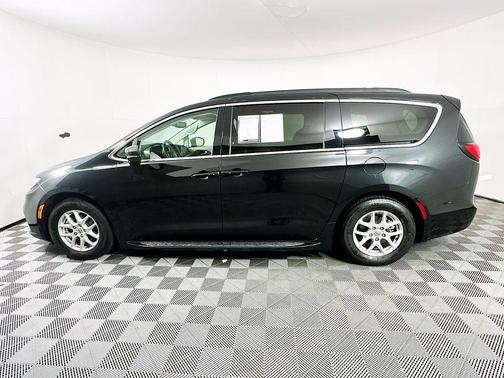 Brilliant Black Crystal Pearlcoat 2022 Chrysler Pacifica Touring-L