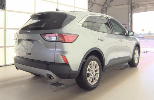 Iconic Silver Metallic 2022 Ford Escape SE