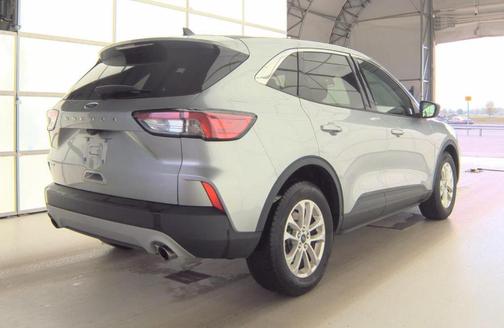 Iconic Silver Metallic 2022 Ford Escape SE