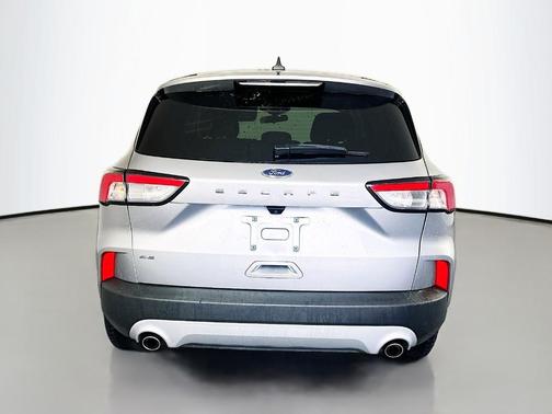 Iconic Silver Metallic 2022 Ford Escape SE
