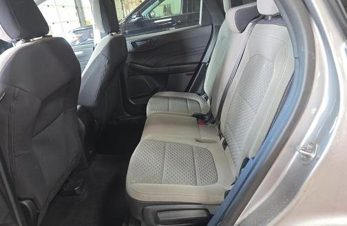 Iconic Silver Metallic 2022 Ford Escape SE