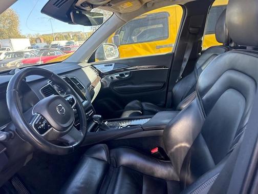 2017 Volvo XC90 T6 Momentum