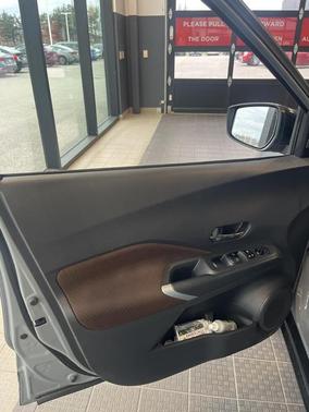 2022 Nissan Kicks SR