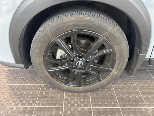 2022 Nissan Kicks SR