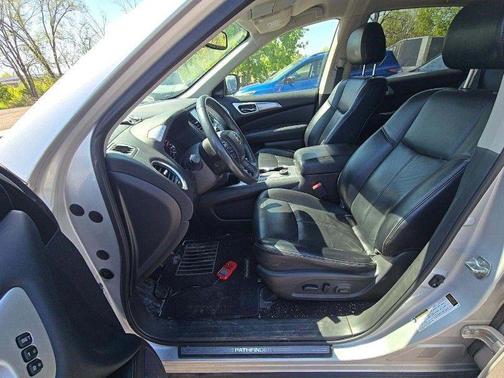 Brilliant Silver Metallic 2017 Nissan Pathfinder SL