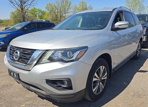 Brilliant Silver Metallic 2017 Nissan Pathfinder SL