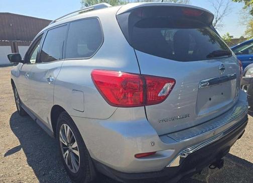 Brilliant Silver Metallic 2017 Nissan Pathfinder SL