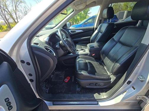 Brilliant Silver Metallic 2017 Nissan Pathfinder SL