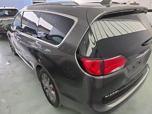 Granite Crystal Clearcoat Metallic 2018 Chrysler Pacifica Limited