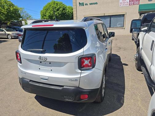 Glacier Metallic 2018 Jeep Renegade Latitude