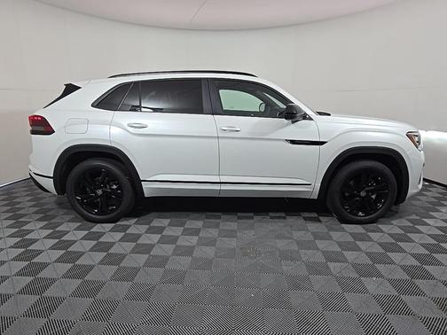 2025 Volkswagen Atlas Cross Sport 2.0T SEL R-Line Black