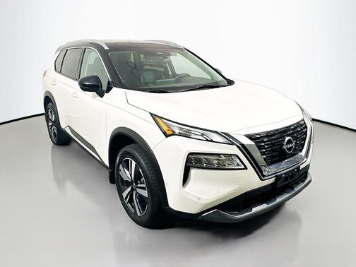 2 Tone White / Black Roof 2023 Nissan Rogue SL