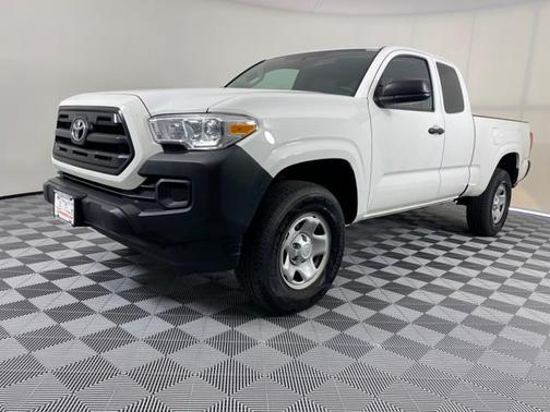 Photo 5 of 28 of 2017 Toyota Tacoma SR
