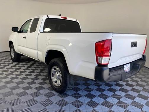 Photo 4 of 28 of 2017 Toyota Tacoma SR