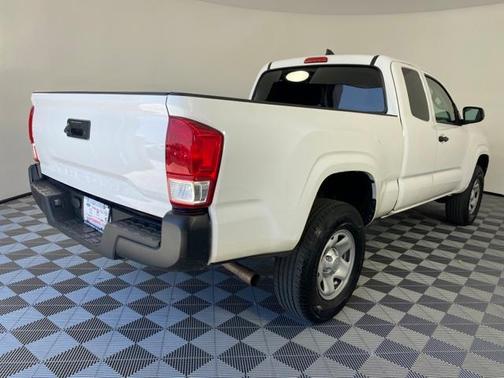 Photo 2 of 28 of 2017 Toyota Tacoma SR