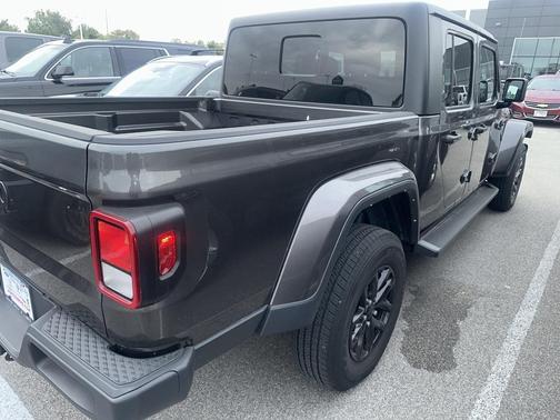 2022 Jeep Gladiator Sport