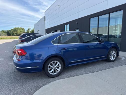 Reef Blue Metallic 2017 Volkswagen Passat 1.8T S