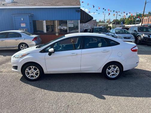 Oxford White 2016 Ford Fiesta SE