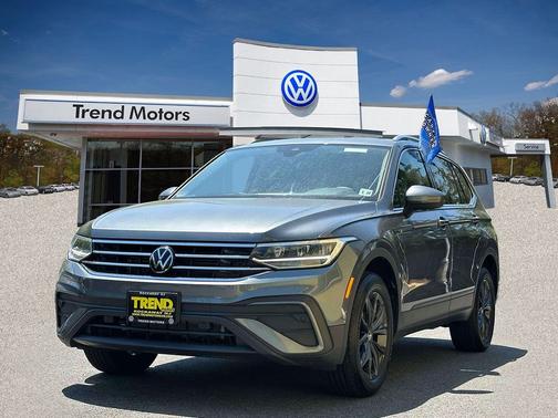 Platinum Gray Metallic 2024 Volkswagen Tiguan 2.0T SE