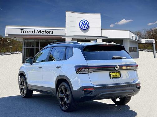 2025 Volkswagen Taos 1.5T SE Black