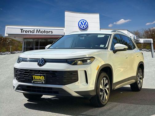 Pure White 2025 Volkswagen Tiguan 2.0T S
