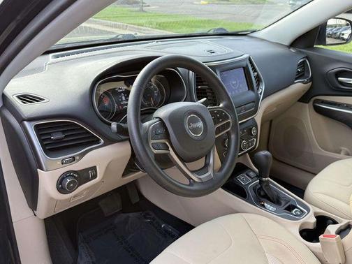 Diamond Black Crystal Pearlcoat 2019 Jeep Cherokee Latitude