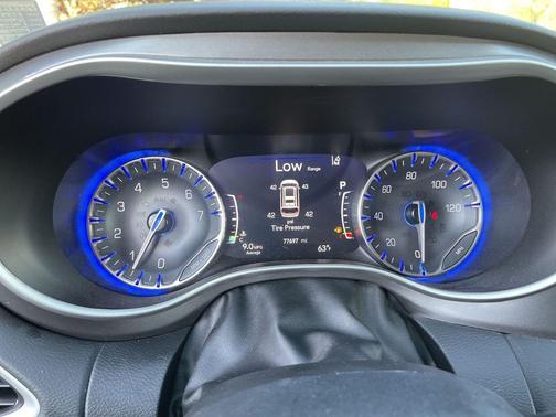 Granite Crystal Metallic Clearcoat 2023 Chrysler Pacifica Touring L