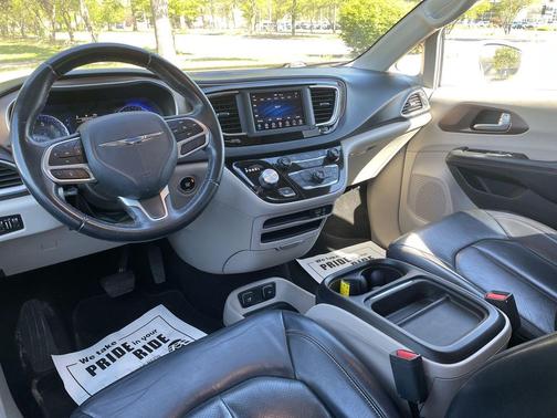 Bright White Clearcoat 2018 Chrysler Pacifica Touring-L